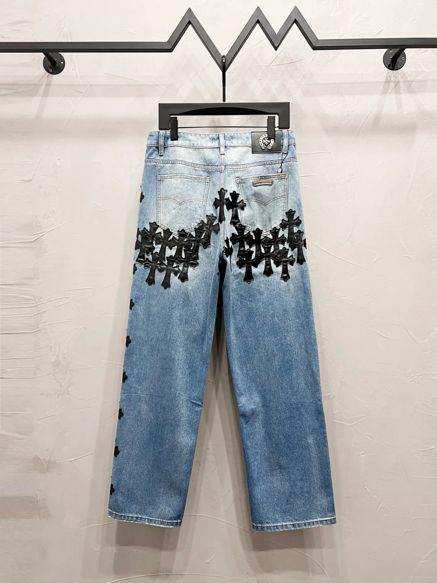 P250 Style number: [M934] Chrome hearts & Chrome hearts 25ss black leather cross patch leather jeans Chrome hearts’ logging pants are here! ! ! CH Croix Heart Double Knee Cross Patch Leather Bo1 Style Logging Pants Straight-leg Work Pants B136 Croix Heart Cross Sanskrit Overalls Price 24W Level, patchwork cross pattern embellishment, high-waisted washed jeans! ! Absolutely high-end luxury products, 1.9W level god-level single products, super popular products, made by top heavy industry, not to be missed. About Zangyin, this is an extremely luxurious fashion brand, which can also be called the nobles of the high street. It has always been an exclusive brand of some hipsters or rich second generation. Compared with ordinary high streets, it is more luxurious and noble. Compared with luxury brands, it has a more fashionable personality and has always been a brand that I have a special liking for. Imported yarn is custom-woven into a high-density twill canvas, which ensures a crisp silhouette while also making the fabric feel very delicate. It follows the B01 classic silhouette, with a crisp and stylish upper body. The ready-made garments are stone-ground and fermented and can be matched with any style. Buttons and zinc brushing are washed with genuine YKK retro metal products. Double-layered canvas on the front. Perfect details. All hardware is perfect. Size: 30-32-34-36 Color: blue pants and black leather